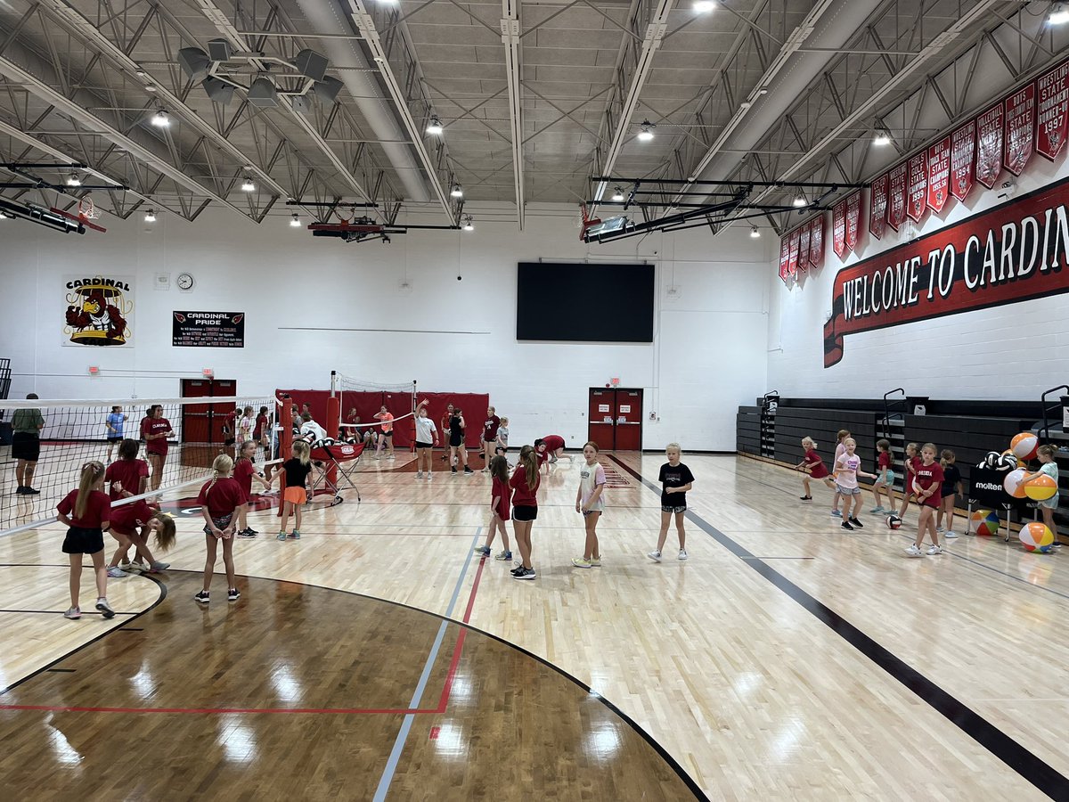 Earlham_AD's tweet photo. VB camp all morning! Over 100 kids K-12. Thankful for coaches &amp; student-athletes willing to put in the time &amp; effort to grow our programs 🙌🏼 #BirdGang https://t.co/Fy7v1f9FZD