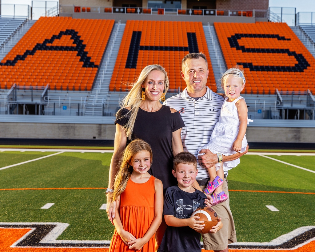 kristinmmoments's tweet image. Having somewhere to go is home. Having someone to love is family. The Morgan family have both, that's a blessing!

#Aledo #AledoPhotographer #AledoProgram #Family #FWCamera #Sportraits #SportsPhotos #Football #CanonUSA #Profoto #familyportraits #familyphotographer #Photography