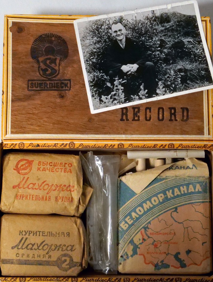RHG_eV's tweet photo. Eine Zigarettenschachtel, wie die gezeigte, wurde im Gulag mit der Verpflegung an die Gefangenen ausgegeben. Mehr Infos zur Geschichte von Roland Bude und zum Aufstand in Workuta 1953 finden sie auf den Themenseiten unseres Online-Portals
#workuta #gulag #jugendopposition https://t.co/7tkiLPh823