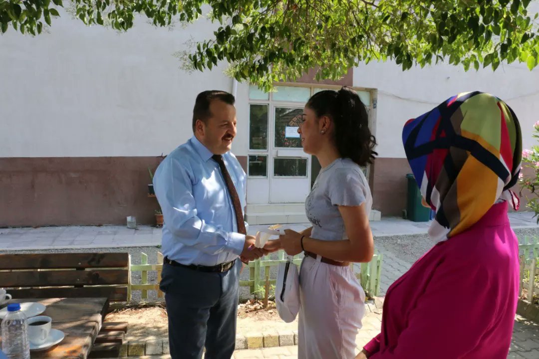 BartMem's tweet photo. Kozcağız Çok Programlı Anadolu Lisesi öğrencilerimiz, Müdürümüz Oğuzhan Acar ve uzman öğretmenlerimiz eşliğinde mobil tercih aracımızla üniversite tercihlerini yaptılar.

Ayrıntılar👇
https://t.co/27ftVYfFst

@tcmeb 
@tcbartinvalilik 
@OuzhanACAR7 https://t.co/EUNswZb1xD