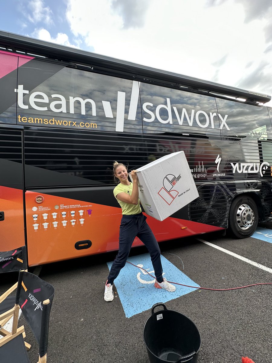 MVsperotto22's tweet photo. Dream team ! 🔥🦁 @teamsdworx 
@LeTourFemmes 

#cyclingchef #womencycling #letourfemmes #tourdefrance https://t.co/IyidcIFen2