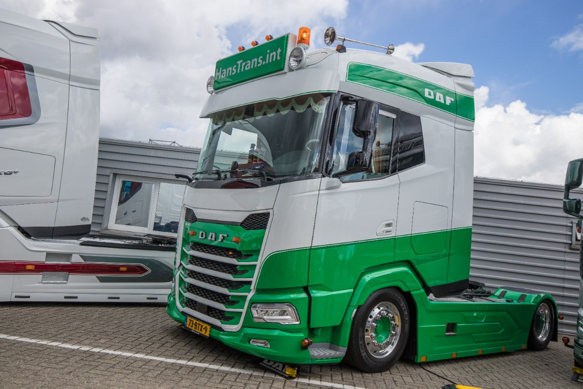 Truckland's tweet photo. [7] Truckland klanten in DAF NL showstraat op het #TruckstarFestival

🚛 DAF XG 450 FT.
 https://t.co/3aIuYrCokn 

#DAFfan #DikkeDAF #HansTransInt https://t.co/6vgjYqjynt