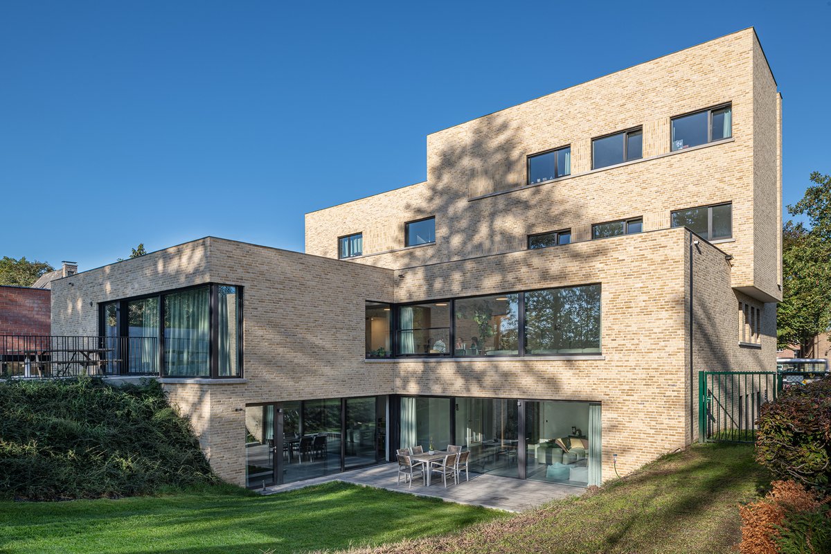Opvallende geel genuanceerde baksteen in #ecologisch #Brick7 formaat creërt een echte thuis voor Spoor 56

📐 #BaroArchitectuur
🧱 #Nature7Brick Brick M
📸 © Michiel Vergauwe

👀 Ontdek Woning en dagbegeleidingscentrum 👉 bit.ly/Spoor56

#Architectuur #ShapingPlaces