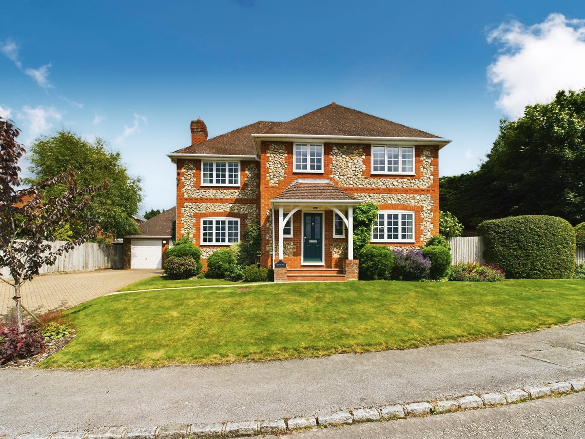 kingshillsEA's tweet photo. An impressive 5 bedroom family home set in front of a beautifully landscaped back garden coming soon π‘
π Woodbank, #LoosleyRow
If you would like to book a viewing or more information before this home hits the masses, get in touch: π01494 939868 https://t.co/yWgguebjEG