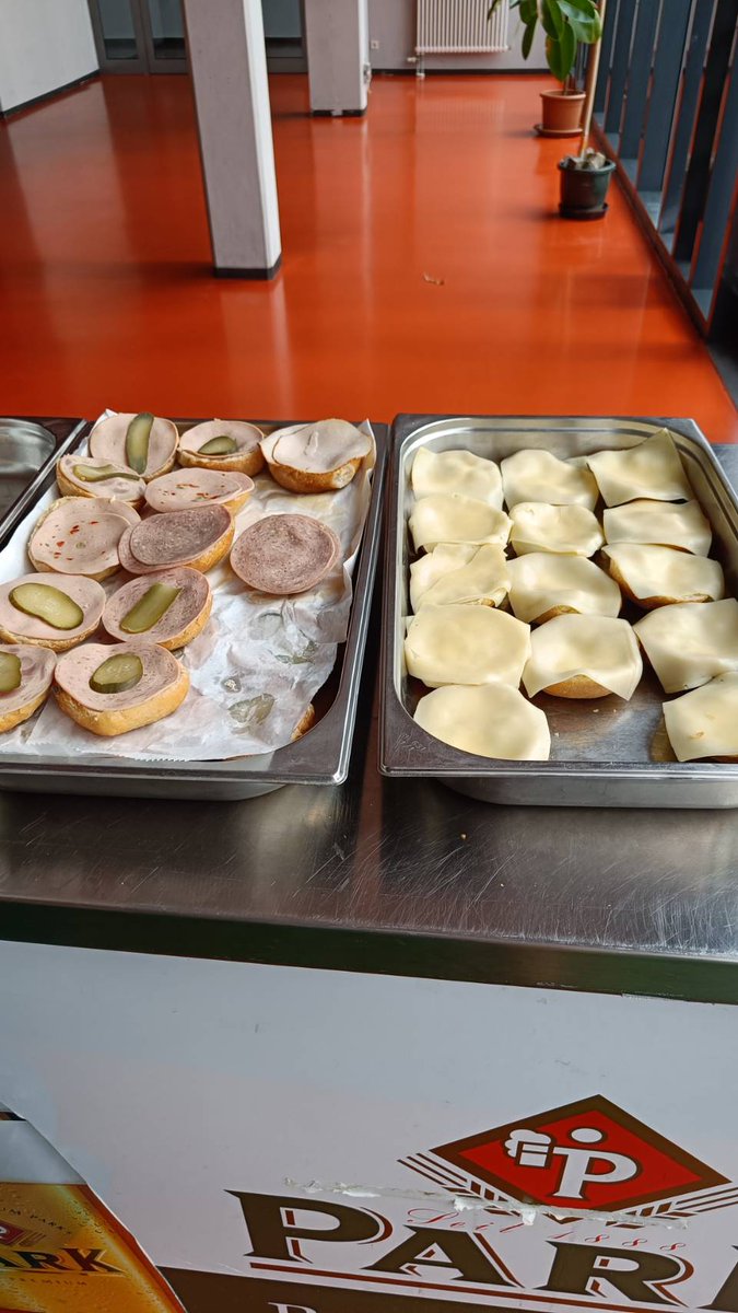 esra_bohlender's tweet photo. @MTGHeiko Sieht besser aus, als das VIP Buffet in Pirmasens https://t.co/5YP7zvuIRx