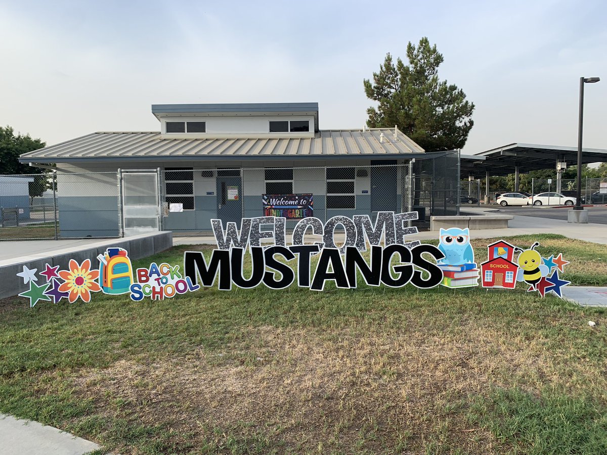 DanaJamison7's tweet photo. We are off to a great start! Welcome back students and staff 😀
@MuscoyE https://t.co/mcjLXl0Fb3