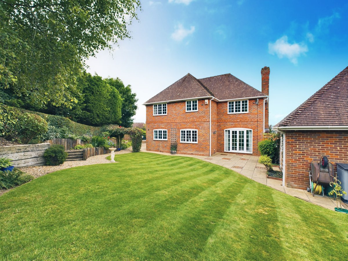 kingshillsEA's tweet photo. An impressive 5 bedroom family home set in front of a beautifully landscaped back garden coming soon π‘
π Woodbank, #LoosleyRow
If you would like to book a viewing or more information before this home hits the masses, get in touch: π01494 939868 https://t.co/yWgguebjEG