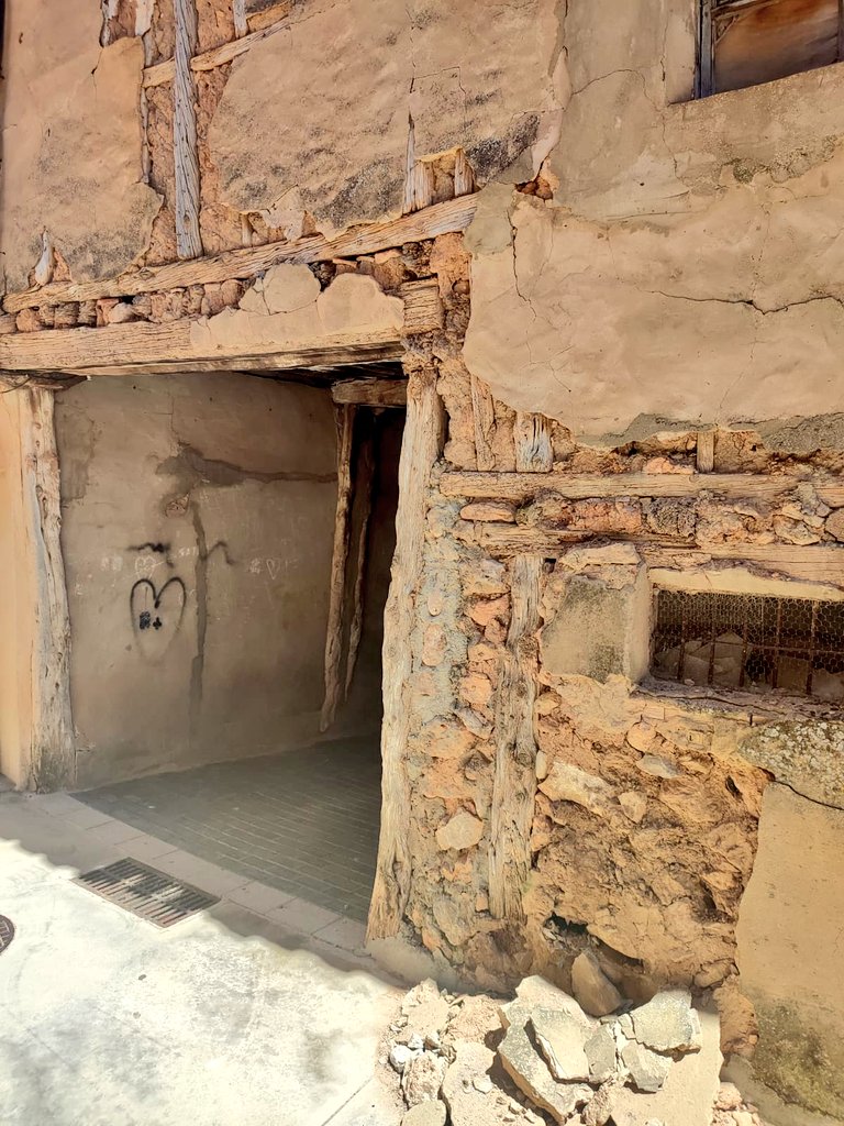 IsaacLopez79's tweet photo. 🚫⚠️Tenemos en #BerlangadeDuero un problema enorme y serio con las viviendas del casco viejo. Se caen y no se actúa. Corre peligro pasear por las calles. Pasó en la Plaza Mayor. Puede pasar en  Calle Las Torres o en el "Cobertizo".
Patrimonio muriendo.
@soriapatrimonio https://t.co/iNV6ceFR36