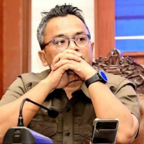 Chek Ombak.
Menurut Anda Sosok Intelektual itu siapa ?
<a href="/rockygerung/">Rocky G</a> 👉 Retweet
<a href="/islah_bahrawi/">Islah Bahrawi</a>  👉 Like