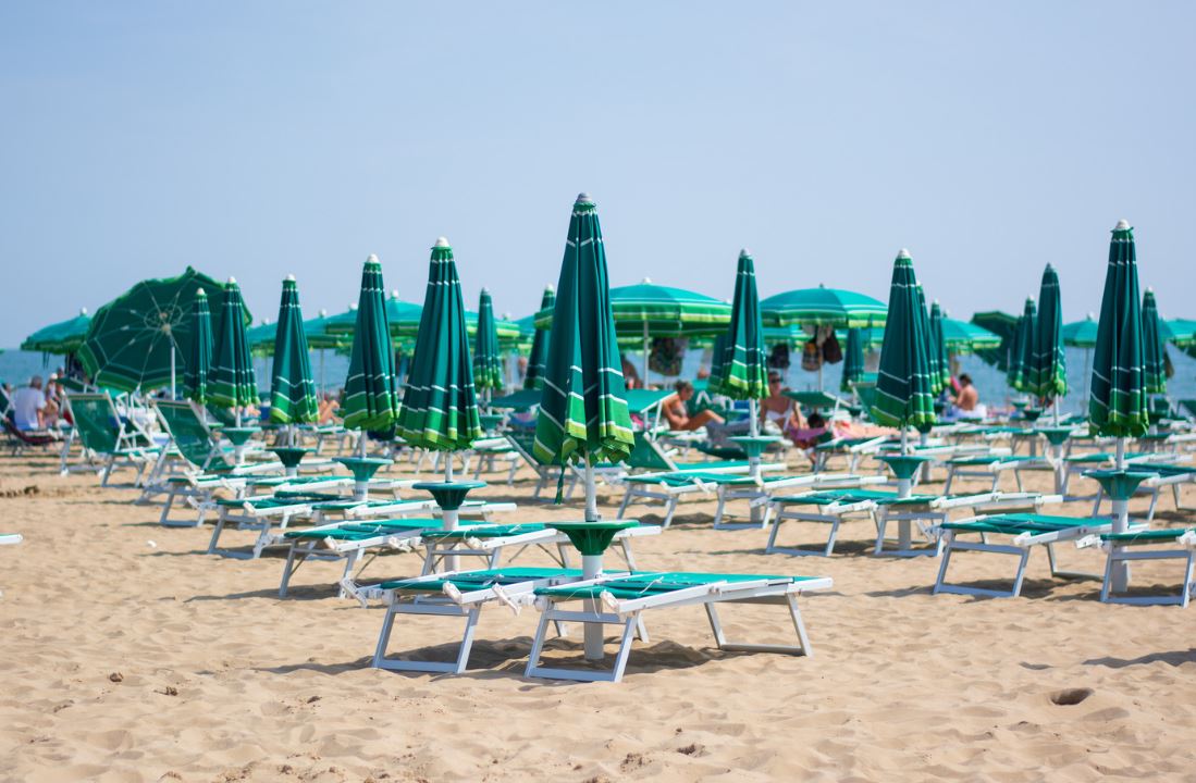 learnitalianpod's tweet image. Ferragosto is not just a holiday, it's a way of life in Italy. A time to slow down, spend time with loved ones, and appreciate the season's beauty. ☀️🇮🇹 #ItalianSummer #PublicHoliday