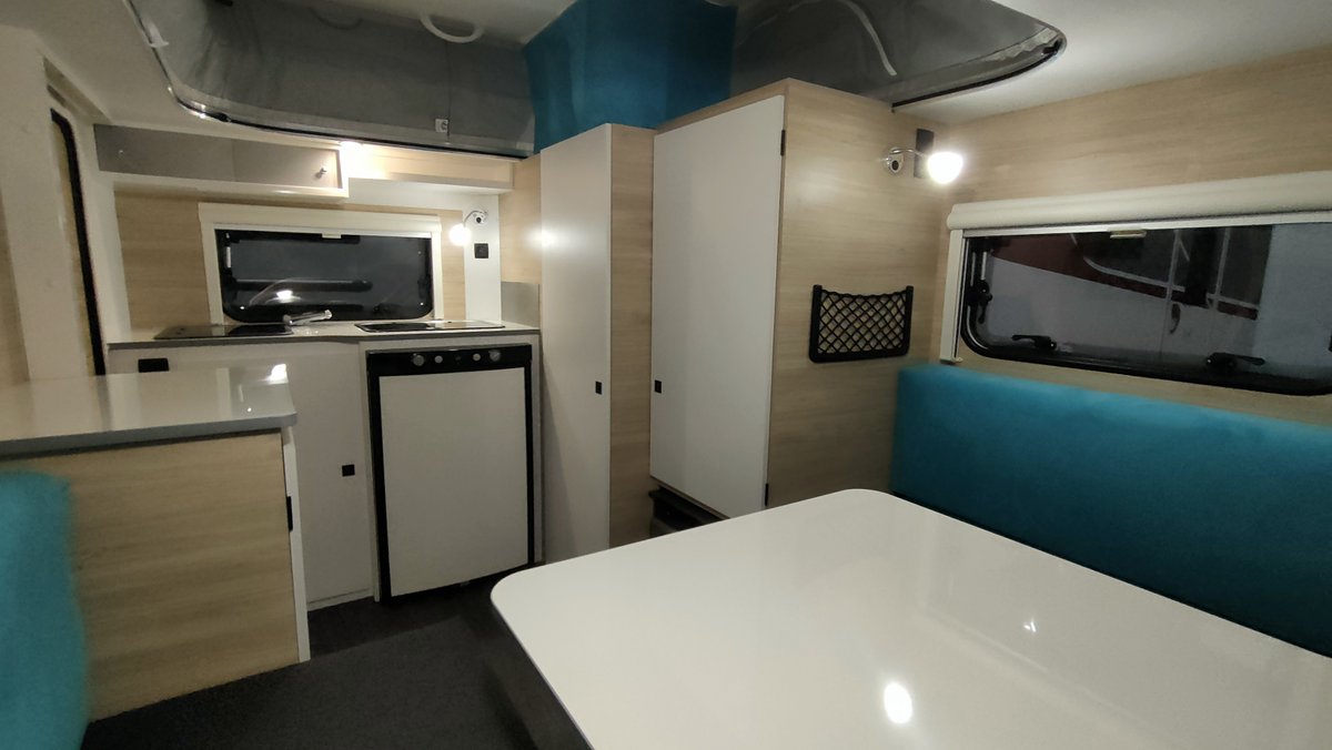 CaravanasJuan's tweet photo. Esta es la Mini Freestyle 290, una caravana muy compacta (4,42 largo, 1,98 alto, MM 750kg) pensada para una pareja. Cuenta con cocina, baño y salón convertible, armarios, nevera y calefacción. #muevetuvida #caravanasjuan
https://t.co/S7WLCP1hSO
Pol. Ind. A Granxa, O Porriño https://t.co/rdiYhyjiq9