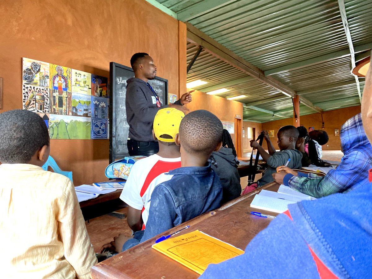 visartculture's tweet photo. Dschang Blog 2023.
Premier atelier sur le blogging avec les enfants du programme vacances utiles de la Fondation Jean Félicien Gacha !!!!
#DschangBlog2023
#KimboCare
#Dimsoft
#2KAgency
#Wutsi
#Defyhatenow https://t.co/7ojyKDqu6Q