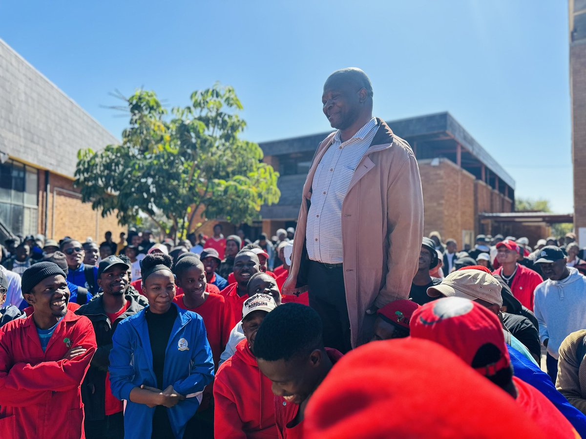 CliffordChuene's tweet photo. The EFFSC UL went to fetch Registrar of the University of Limpopo to come down to the students and confirm that tomorrow it’s a holiday and all students are heading to DHET to take the NSFAS and Blade head on to fix their issues on their own💚🖤❤️

#NSFASmustfall https://t.co/quXIuc9tNE
