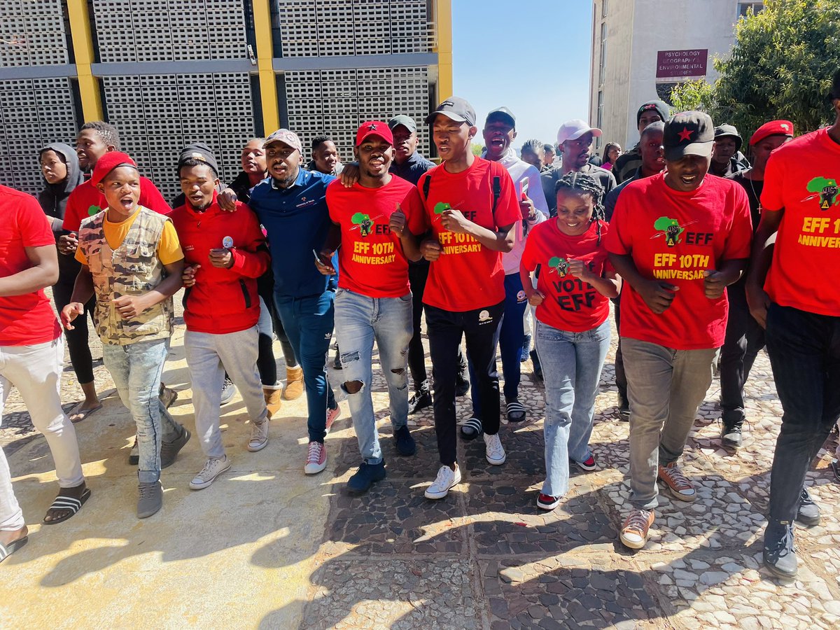 CliffordChuene's tweet photo. The EFFSC UL went to fetch Registrar of the University of Limpopo to come down to the students and confirm that tomorrow it’s a holiday and all students are heading to DHET to take the NSFAS and Blade head on to fix their issues on their own💚🖤❤️

#NSFASmustfall https://t.co/quXIuc9tNE