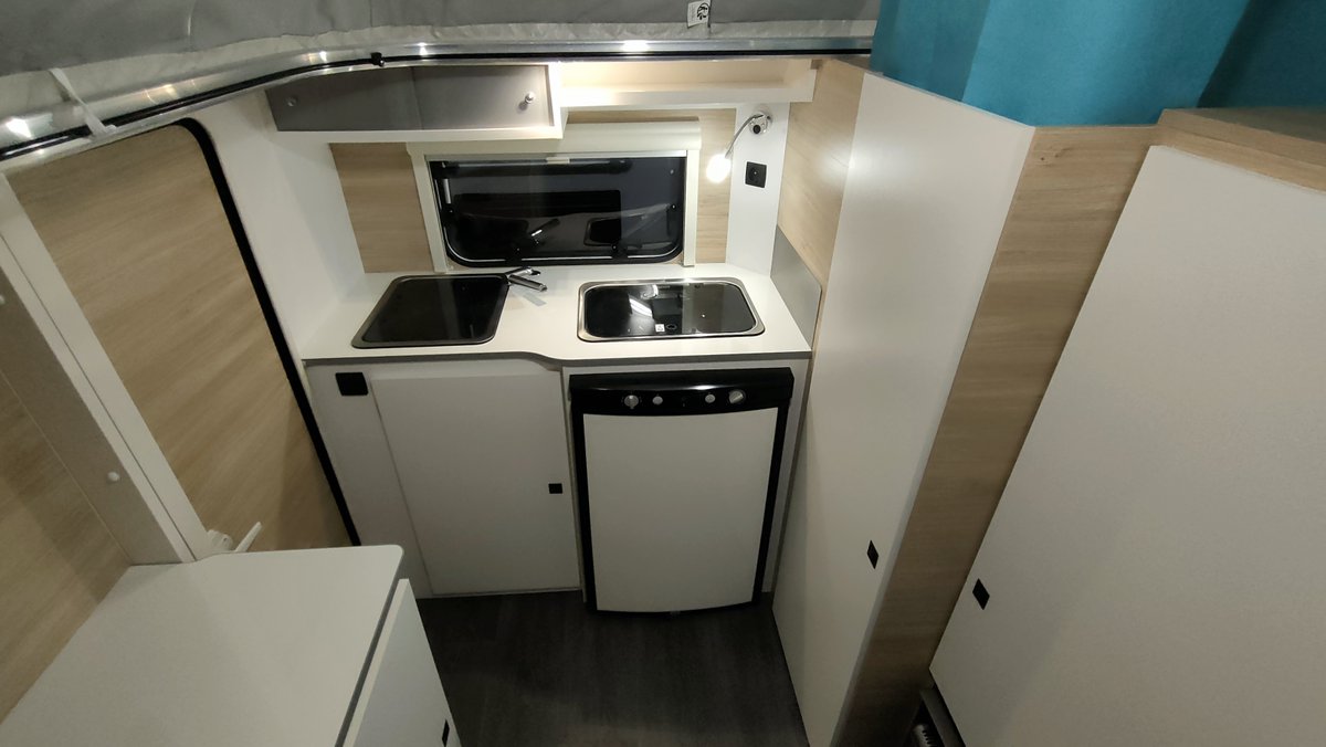 CaravanasJuan's tweet photo. Esta es la Mini Freestyle 290, una caravana muy compacta (4,42 largo, 1,98 alto, MM 750kg) pensada para una pareja. Cuenta con cocina, baño y salón convertible, armarios, nevera y calefacción. #muevetuvida #caravanasjuan
https://t.co/S7WLCP1hSO
Pol. Ind. A Granxa, O Porriño https://t.co/rdiYhyjiq9
