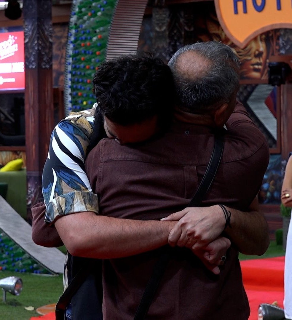 BiggBoss___tak's tweet photo. Elvish Yadav's father enters the Bigg Boss OTT house ❤️
#ElvishArmy𓃵 https://t.co/vkRs4wWM1I