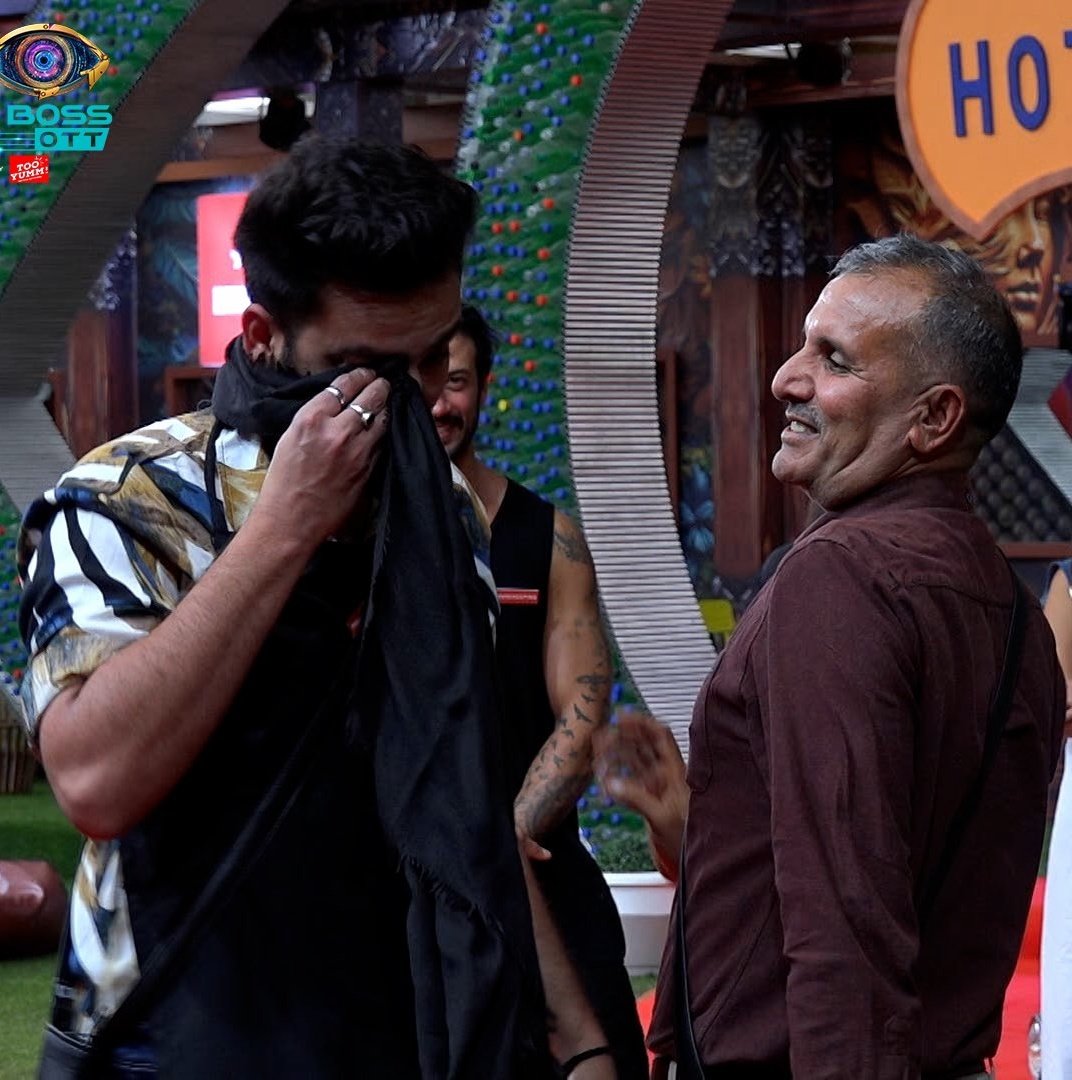 BiggBoss___tak's tweet photo. Elvish Yadav's father enters the Bigg Boss OTT house ❤️
#ElvishArmy𓃵 https://t.co/vkRs4wWM1I