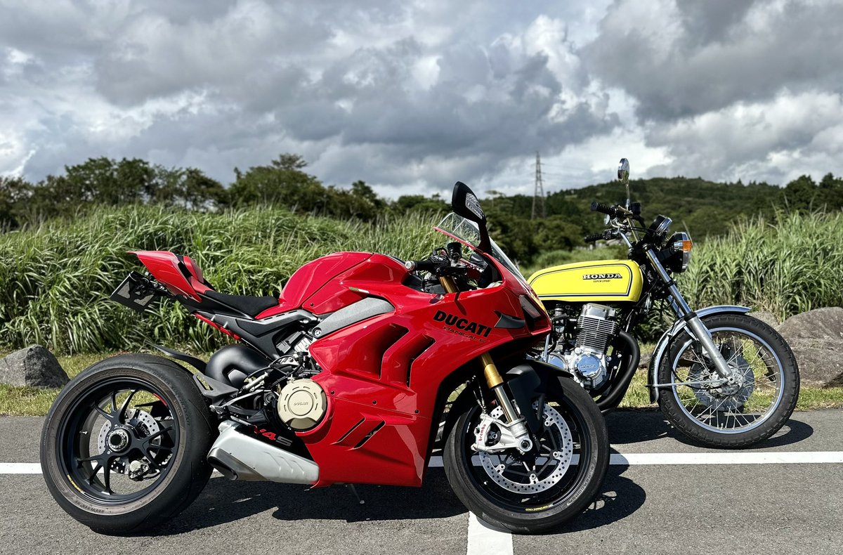 NobunagaSato's tweet photo. 今日は #月刊オートバイ のお仕事で裕大くんと箱根にツーリングしてきました！

バイクの年の差約50歳！
帰り雨に降られたけどそれ以外は最高でした！笑

たくさんバイクのお話もしてきたので、お楽しみに！🏍️
#DUCATI
#panigalev4s
#honda
#CB750FOURii https://t.co/O6NyaMiOAO