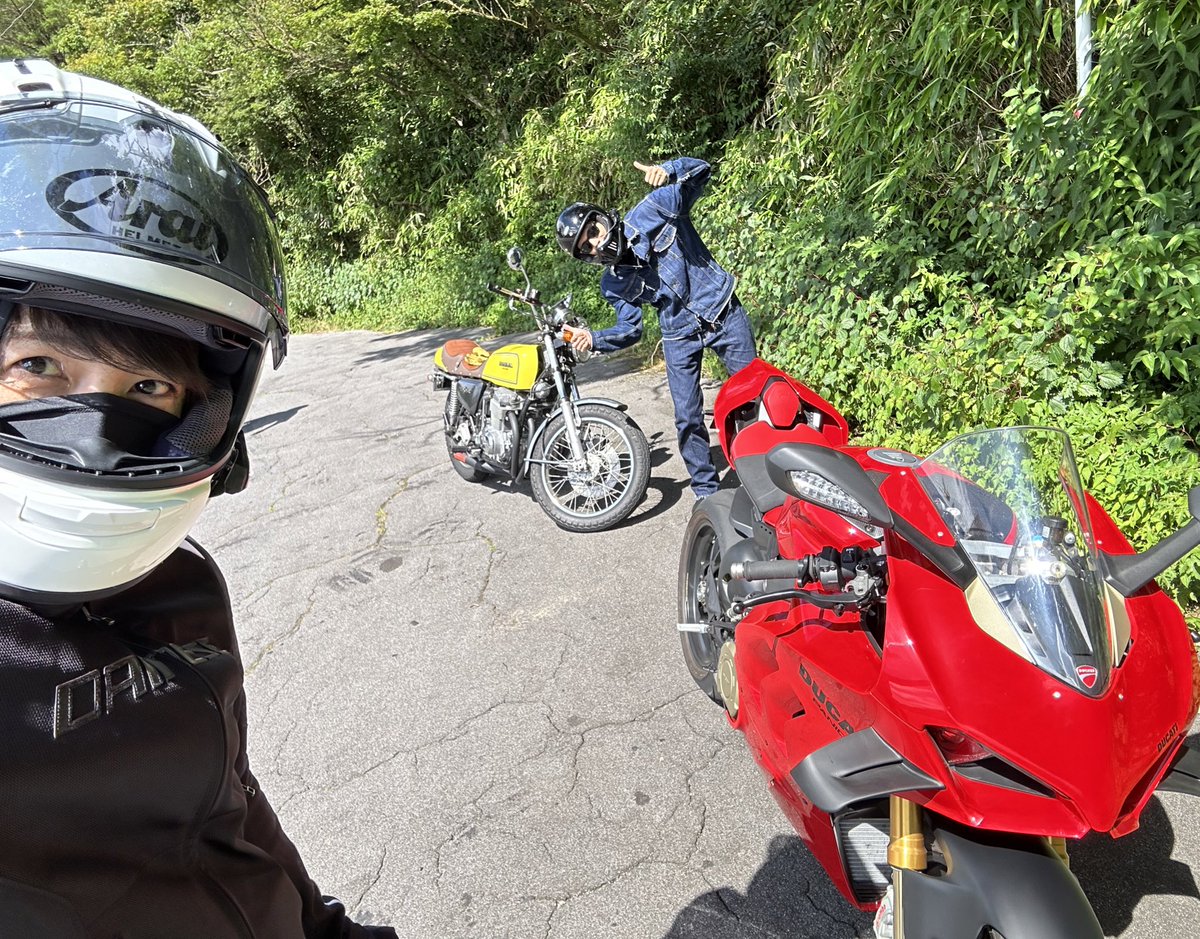 NobunagaSato's tweet photo. 今日は #月刊オートバイ のお仕事で裕大くんと箱根にツーリングしてきました！

バイクの年の差約50歳！
帰り雨に降られたけどそれ以外は最高でした！笑

たくさんバイクのお話もしてきたので、お楽しみに！🏍️
#DUCATI
#panigalev4s
#honda
#CB750FOURii https://t.co/O6NyaMiOAO