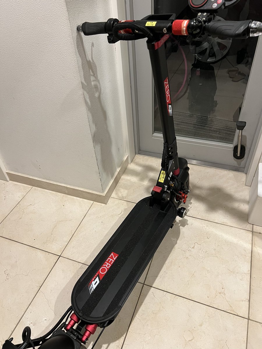 kuruogy's tweet photo. やっと届いた
カッコイイけど重い
フロントキャスターとキャリーハンドル付けたもののメチャクチャ重い
#swallow
#ZERO9Lite https://t.co/jGvHHOOyZb