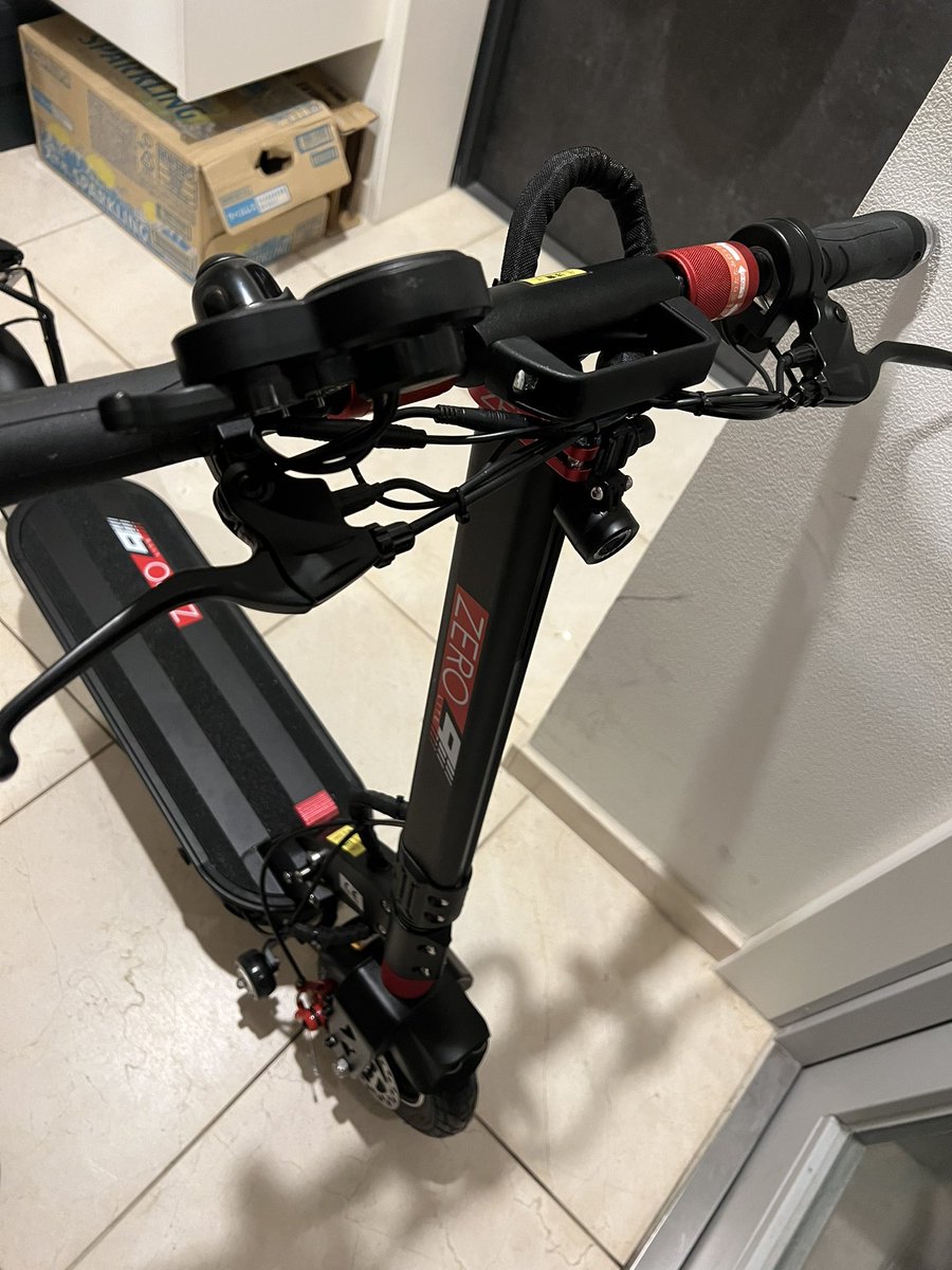 kuruogy's tweet photo. やっと届いた
カッコイイけど重い
フロントキャスターとキャリーハンドル付けたもののメチャクチャ重い
#swallow
#ZERO9Lite https://t.co/jGvHHOOyZb