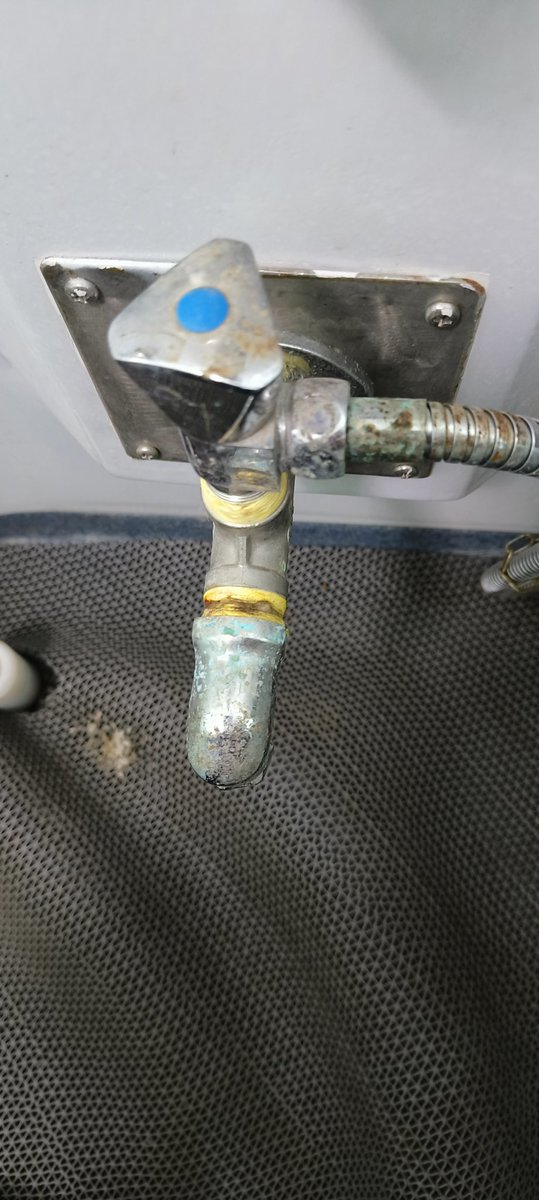ragarwallacpc's tweet photo. @RailMinIndia @RailwaySeva @AshwiniVaishnaw condition of toilet in vistadome .jansatabdi express jorhat Guwahati date 01.08.2023.PNR-6323227524
Trn:12068 https://t.co/HtMkIiHy53