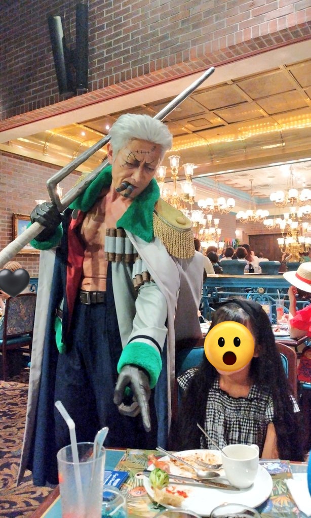 urara_love_usj's tweet photo. 2023.8.1
スモーカーさんにブロッコリー🥦が残ってると指摘されて慌てて食べてた🤣
#USJファン　#サンレス
#USJワンピース 
#サンジの海賊レストラン https://t.co/h13WXzZ76k