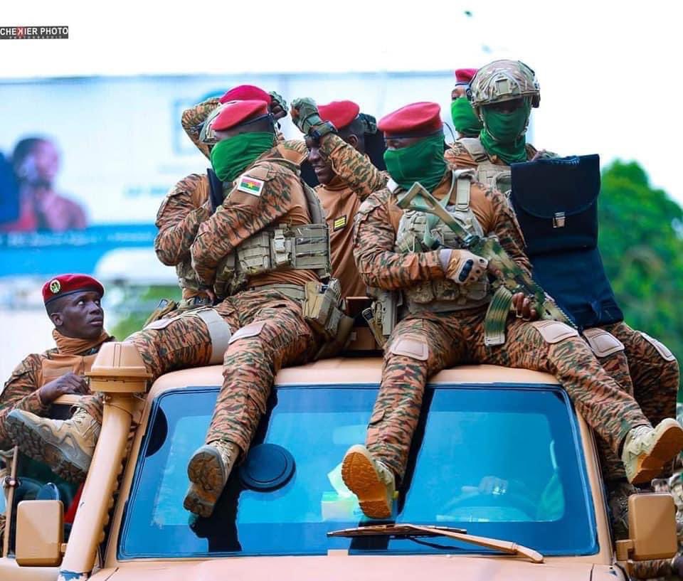 ZonePresse_'s tweet photo. 🟢 🇧🇫 Le retour sous très haute sécurité au pays du président du Burkina Ibrahima Traoré après son discours au sommet RUSSIE-AFRIQUE. https://t.co/3pTFlvkMUI