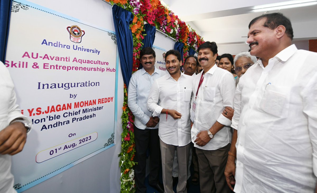 BotchaBSN's tweet photo. విశాఖ ఆంధ్రయూనివర్శిటీలో 129 కోట్లతో నిర్మించిన పలు అభివృద్ధి పనులను ప్రారంభించిన సీఎం జగన్ గారు .
@ysjagan 
#andhrauniversity
@vizaggoap https://t.co/16RAcPuVQl