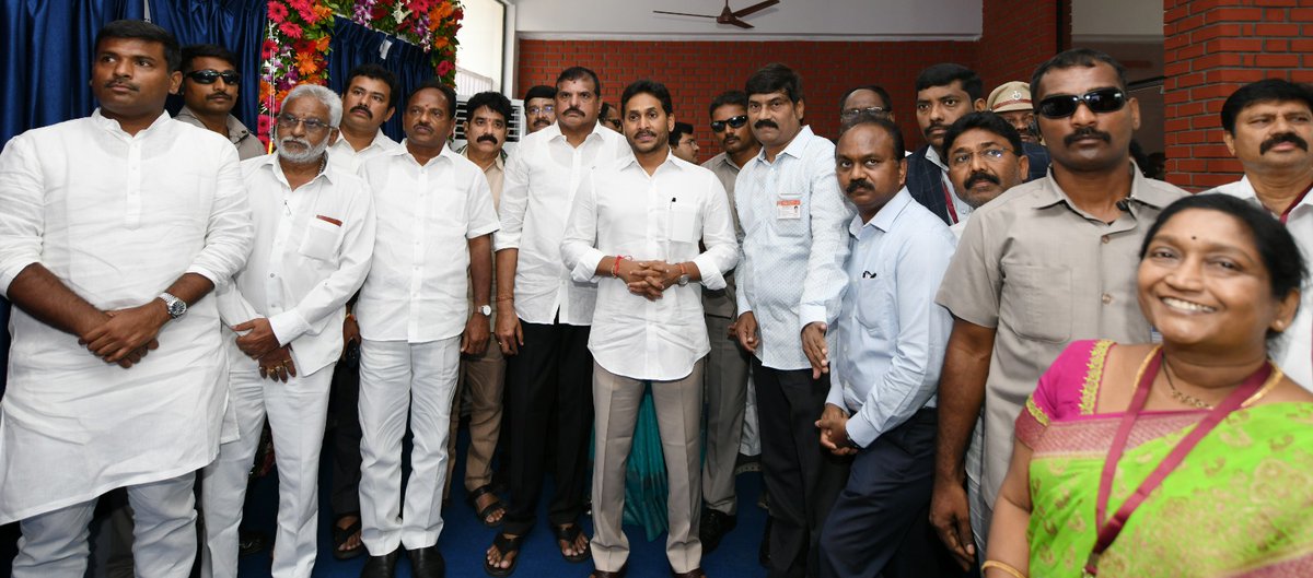 BotchaBSN's tweet photo. విశాఖ ఆంధ్రయూనివర్శిటీలో 129 కోట్లతో నిర్మించిన పలు అభివృద్ధి పనులను ప్రారంభించిన సీఎం జగన్ గారు .
@ysjagan 
#andhrauniversity
@vizaggoap https://t.co/16RAcPuVQl