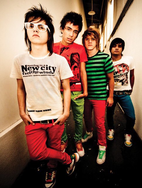 tracklist's tweet image. ELES VOLTARAM! Restart anunciou a turnê “Pra Você Lembrar” em comemoração aos 15 anos de banda, informa a Folha de São Paulo. 

Com início marcado para outubro deste ano, as vendas de ingressos para os shows começarão nesta sexta-feira (4).