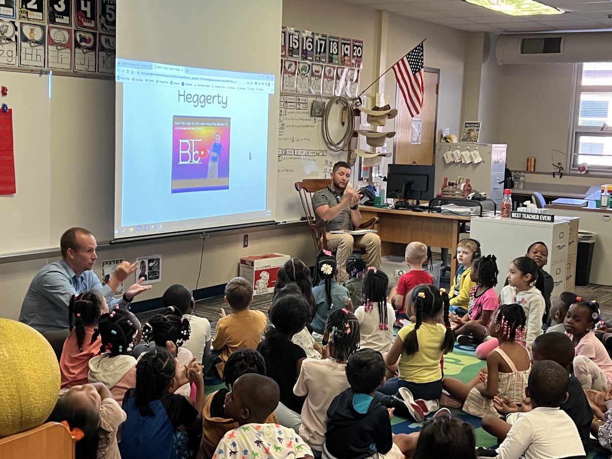 ⁦@RobIrvine1⁩ engaging in Heggerty instruction with our Kindergartners! ⁦@wle_elem1955⁩ #WeAreWayne #LifelongLearner