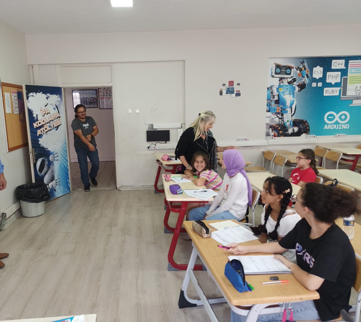 ✨ Yaz Okulu Destekleme ve Yetiştirme Kurslarımız Devam Ediyor 🌸

İbrahim Fikri Anıl Ortaokulu’nda devam eden Yaz Kurslarını ziyaret eden İl Müdürümüz Züleyha Aldoğan, öğrencilerimizin dersliklerine konuk oldu, heyecanlarını paylaştı.💐

<a href="/tcmeb/">Millî Eğitim Bakanlığı</a> <a href="/Yusuf__Tekin/">Yusuf Tekin</a> <a href="/zuleyhaaldogan/">Züleyha Aldoğan</a>