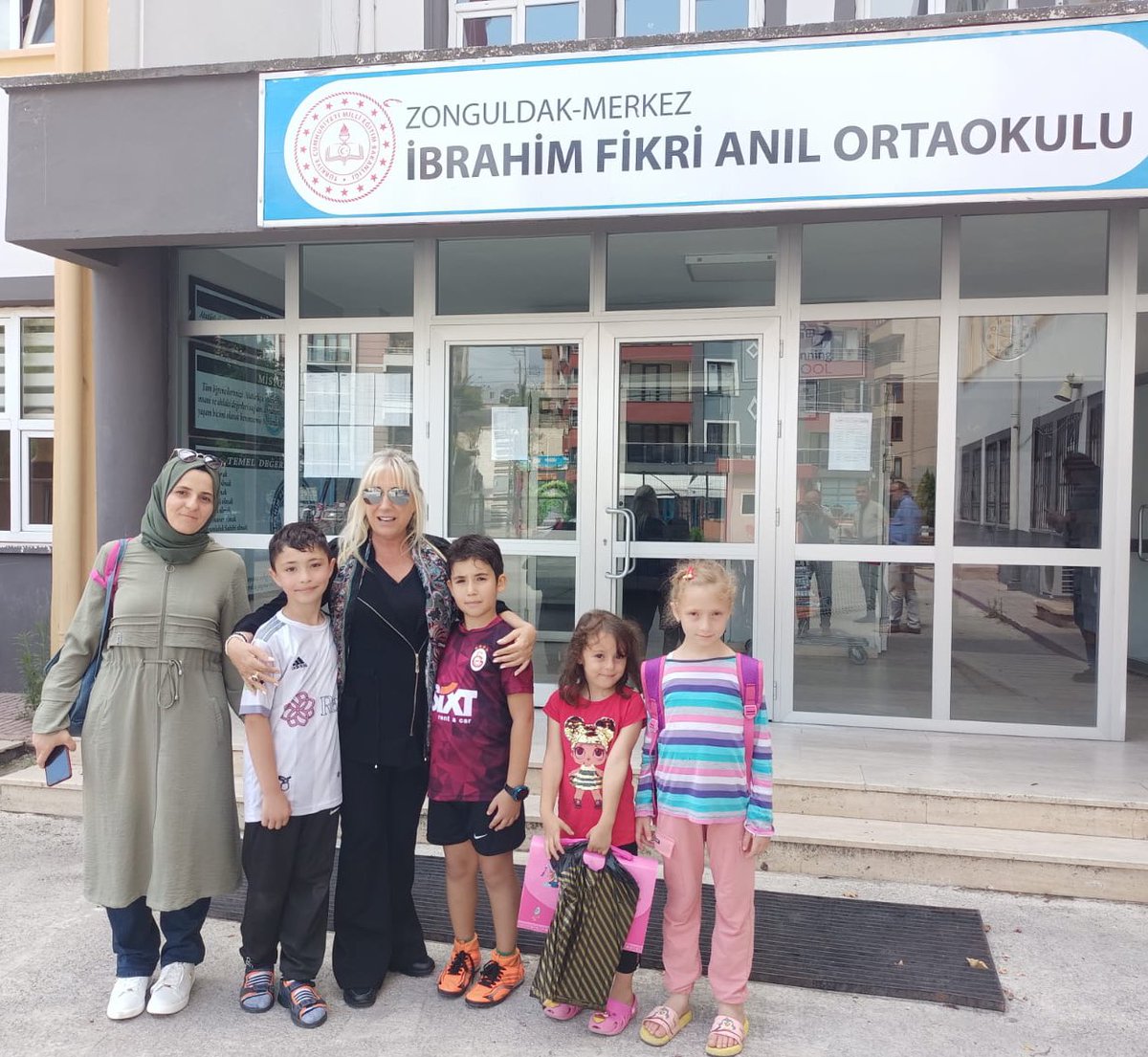 ZonguldakMEM's tweet photo. ✨ Yaz Okulu Destekleme ve Yetiştirme Kurslarımız Devam Ediyor 🌸

İbrahim Fikri Anıl Ortaokulu’nda devam eden Yaz Kurslarını ziyaret eden İl Müdürümüz Züleyha Aldoğan, öğrencilerimizin dersliklerine konuk oldu, heyecanlarını paylaştı.💐

@tcmeb @Yusuf__Tekin @zuleyhaaldogan https://t.co/y76w0nsGLN