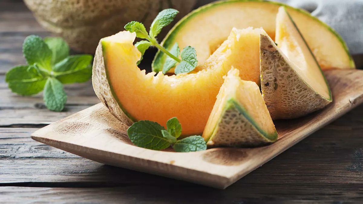 ademe's tweet image. [#ConsoResponsable] 
Et si on mangeait des fruits et légumes de saison ?
➡️ Aubergines, Abricots, melons, concombres…
Découvrez le calendrier de l’@ademe 👉librairie.ademe.fr/cadic/7331/cal…