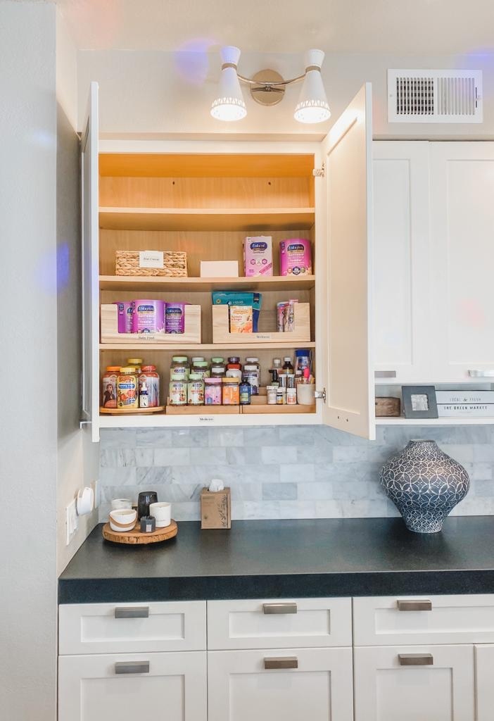 Opening each drawer and cabinet in your kitchen should be an absolute delight!
We are here to help create that sense of joy and delight.😁

#homeorganizing #organizingexpert #professionalorganizing  #kitchenorganizer #sandiegoorganizers #simplyluxeorganizing #kitchenorganization
