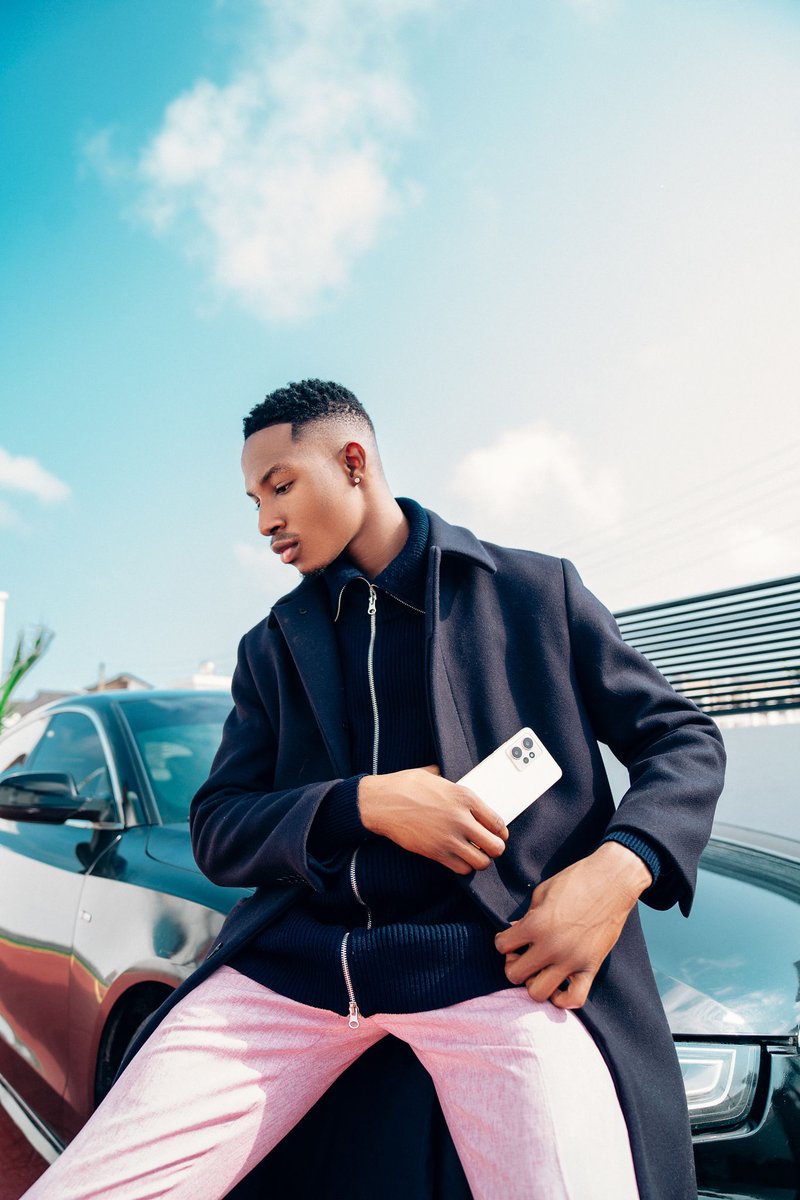 XiaomiNigeria's tweet photo. Golden moments with the Redmi Note 12 Sunrise gold! 📱✨ Stay ahead in style and performance with this powerful device. 

#RedmiNote12SunriseGold https://t.co/OSjAJIADCo