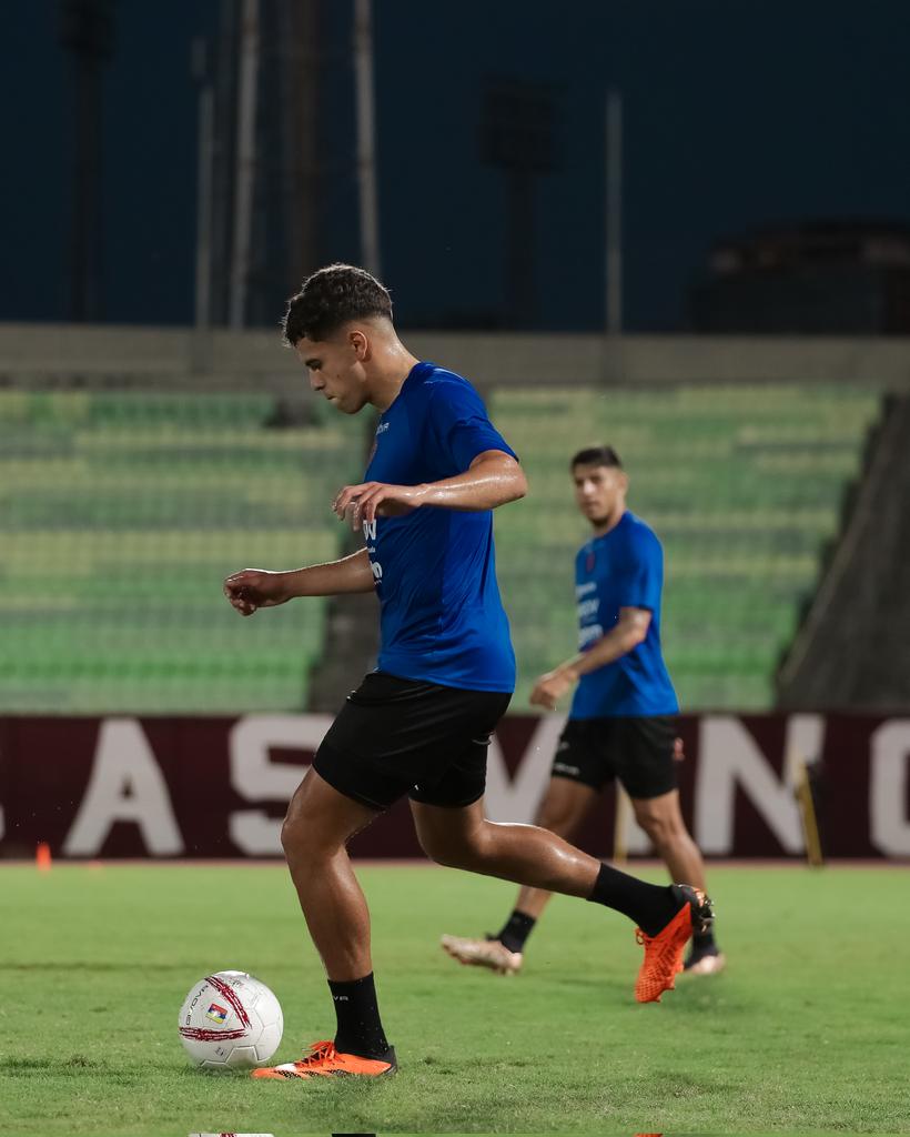FuerzaVT's tweet photo. ¡Comenzó el trabajo en casa! #FuerzaVinotinto 🏠💪⚽🇻🇪🔝 https://t.co/gXudMhyt9T