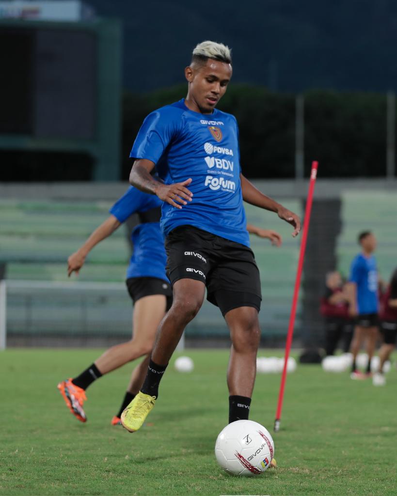 FuerzaVT's tweet photo. ¡Comenzó el trabajo en casa! #FuerzaVinotinto 🏠💪⚽🇻🇪🔝 https://t.co/gXudMhyt9T