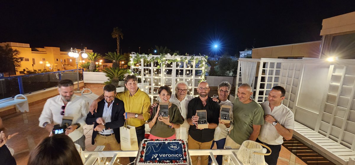 📍Tutti Insieme, 49 Anni al servizio dell'Ambiente. 
La Nicola Veronico una grande Famiglia di Persone che Lavorano Insieme, con dedizione, impegno e professionalità.

Come tradizione anche quest'anno l'Azienda
ha voluto premiare i Collaboratori che hanno compiuto 25 anni
