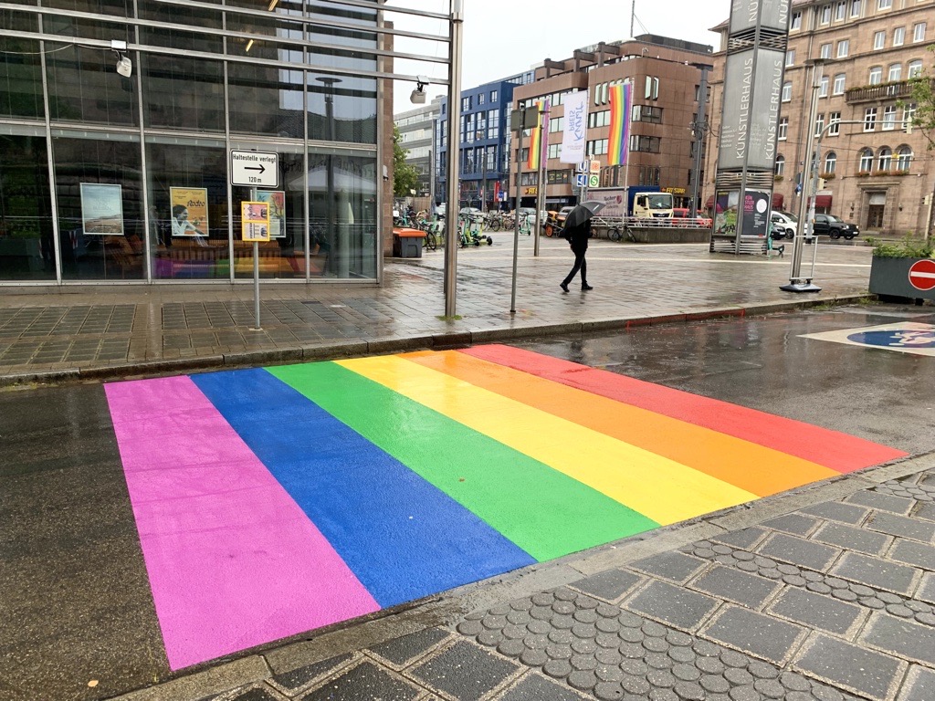 nuernberg_de's tweet photo. Unser Signal für ein offenes #Nürnberg: Am Königstor gibt es jetzt einen Regenbogen-Zebrastreifen. Zu sehen ist er am Eingang zur Altstadt an der Kultur Information. Der Streifen ist im Rahmen der #Prideweeks entstanden. Hier geht’s zum Programm des #csd: https://t.co/4Y1j7ea9To https://t.co/hGxoRh6EAb