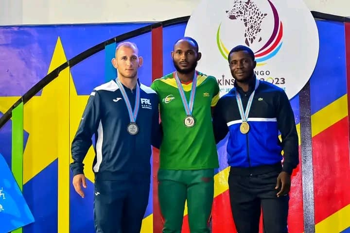 TempeteNews's tweet photo. #Francophonie Luttelibre : 
le  congolais MABRUKI rafle 
une médaille de bronze🥉 tandis que le camerounais Abossolo Cédric 🇨🇲 décroche l’or chez les hommes - 92 k@; la médaille d’argent 🥈 revient au roumain 🇷🇴 PALAGHIA Mihai @Presidence_RDC @central_sage @francoph https://t.co/EqqEKfbha5