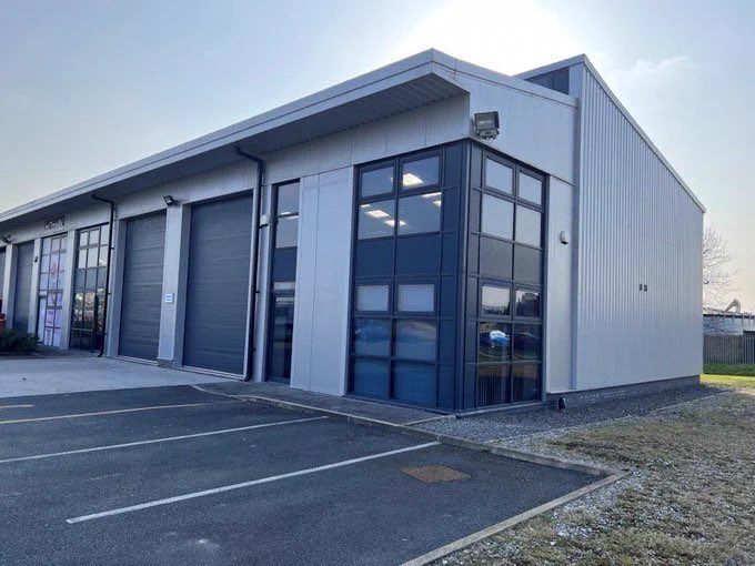 ChrisRamsey60's tweet photo. Your bearish on office but, realize people need a small office.

Your bullish on industrial but, realize most people don’t need 50k sqft on a 5 year lease.

Contractor garages are the assets for you. https://t.co/4gkQFENixA
