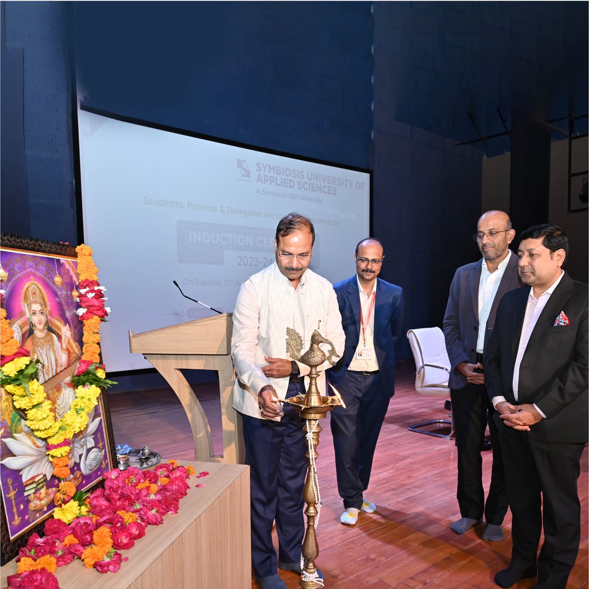 SUAS_Indore's tweet photo. Here's a glimpse of the  Induction Program for Batch 2023-24! The Chief Guest Mr. Pankaj Diwan, Founder &amp; CEO Idealabs Futuretech while our esteemed Guests of Honour, Mr. Sudarsan Thygarjan, Founder &amp; CEO Daksh Consulting &amp; Tech, Ventures LLP enlightened the students https://t.co/oWy62hBbO3