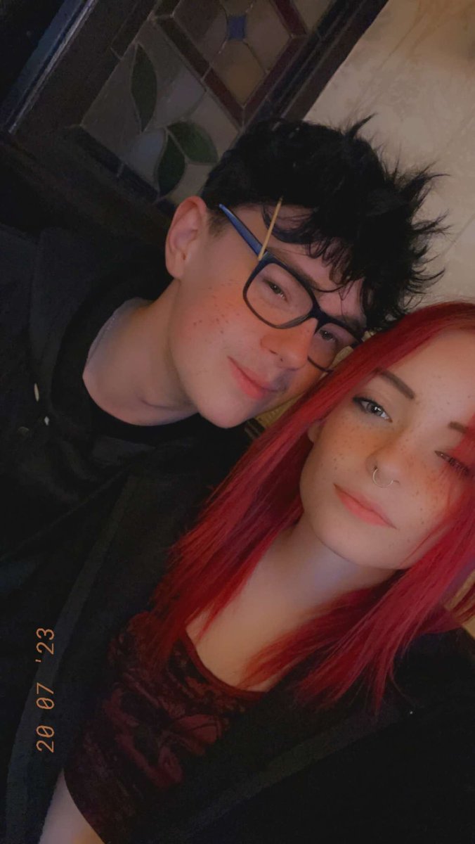 rxcluse_'s tweet image. Apparently it’s national gf day or something so idk what I do now post someshit or what 😭😭😭