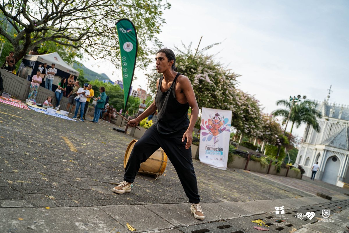 IUIPCCali's tweet photo. Con música, teatro, danza y artes plásticas pusimos a gozar a los/as transeúntes frente a nuestra casa, el edificio Coltabaco. 🎶🎨
🤔 No olvides que ahora #IPCAlBulevar será parte de la programación de los #ViernesCultural ✨ de la ciudad. https://t.co/OmMDgFN6RW