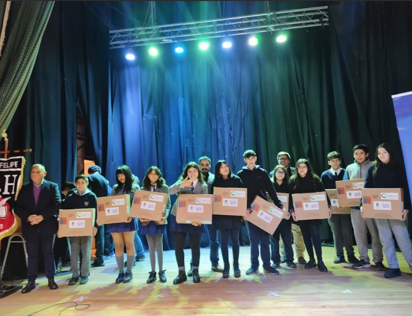 AoLaonline's tweet photo. ACONCAGUA: Gobierno Regional de Valparaíso y Chilenter entregan 112 computadores a estudiantes de educación básica de la provincia de San Felipe https://t.co/eaNqFGuuSd a través de @AoLaonline https://t.co/2Bea3fM6fY