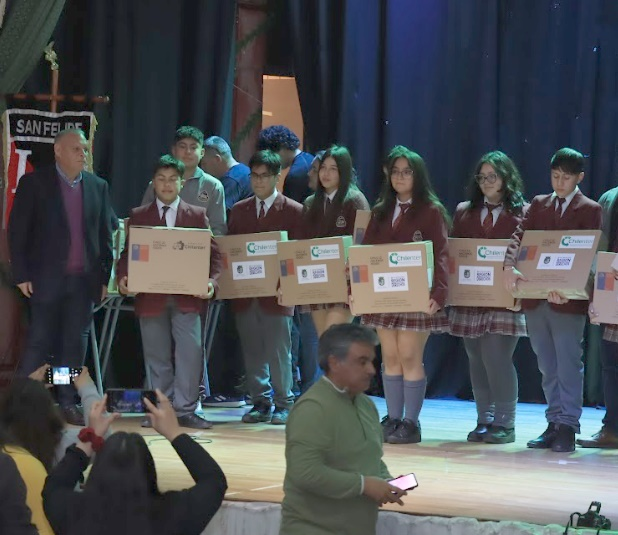 AoLaonline's tweet photo. ACONCAGUA: Gobierno Regional de Valparaíso y Chilenter entregan 112 computadores a estudiantes de educación básica de la provincia de San Felipe https://t.co/eaNqFGuuSd a través de @AoLaonline https://t.co/2Bea3fM6fY