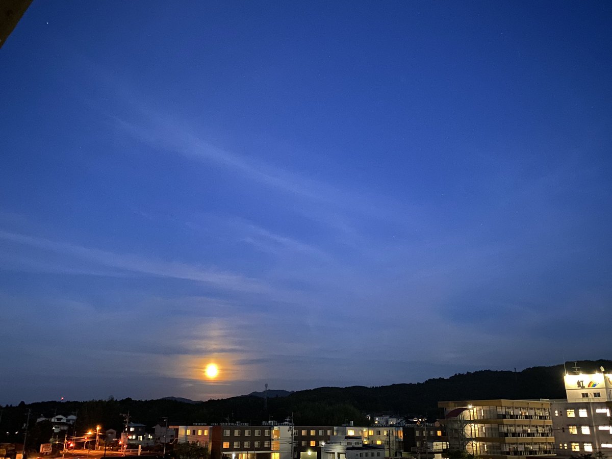 13Renpoko's tweet photo. 今日の夕暮れ💫満月になりますね🌕 https://t.co/x4qvY7ju69