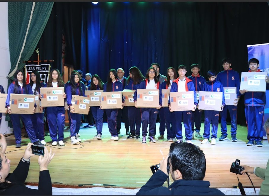 AoLaonline's tweet photo. ACONCAGUA: Gobierno Regional de Valparaíso y Chilenter entregan 112 computadores a estudiantes de educación básica de la provincia de San Felipe https://t.co/eaNqFGuuSd a través de @AoLaonline https://t.co/2Bea3fM6fY